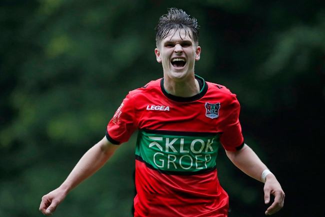 他表现得沉 他表现得沉