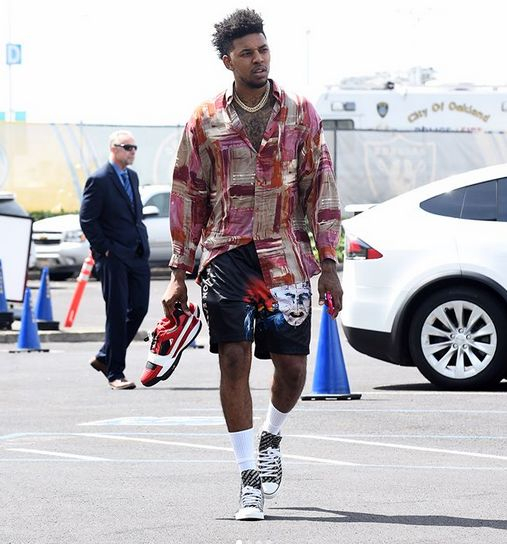 本文聚焦两 本文聚焦两